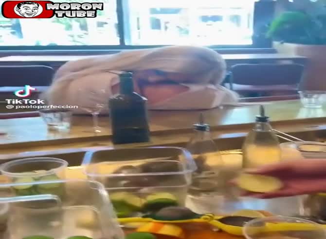 Video :In a bar, she nods off on her enormous breast!